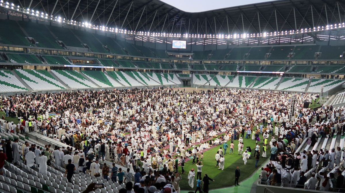FOTO: Fotbalový stadion v Kataru má přece jen využití. Tisíce lidí se zde sešly, aby oslavily konec ramadánu